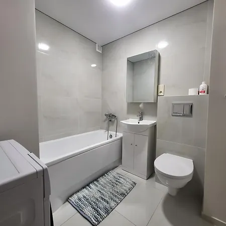 Newly Renovated Apartment *